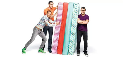 Airbnb 公司的三位創(chuàng)始人，以及他們最早的 Airbed