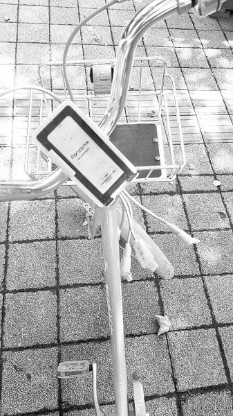 車把中間有手機充電支架，下方連接著3根充電線。
