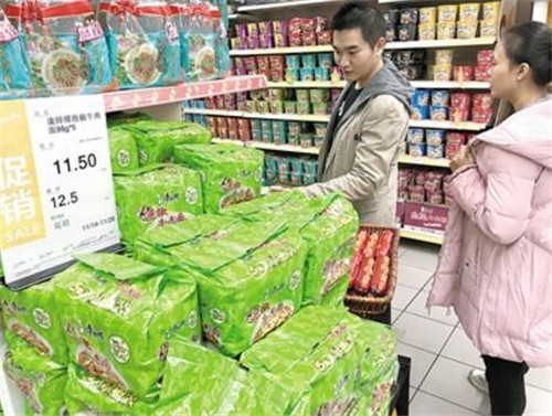 市民在超市內(nèi)購(gòu)買(mǎi)方便面。