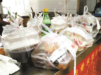 一餐館的“飯口”時(shí)段，等待“出發(fā)”的外賣擺滿案臺(tái)