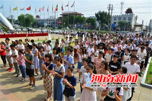 此次儀式中，雙匯集團(tuán)漯河總部共有210名員成為第一批“金秋獎(jiǎng)學(xué)”的獲得者。