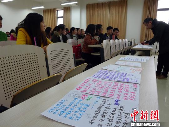 圖為鄭州師范學(xué)院“愛(ài)情心理學(xué)課”課堂。 周小云 攝