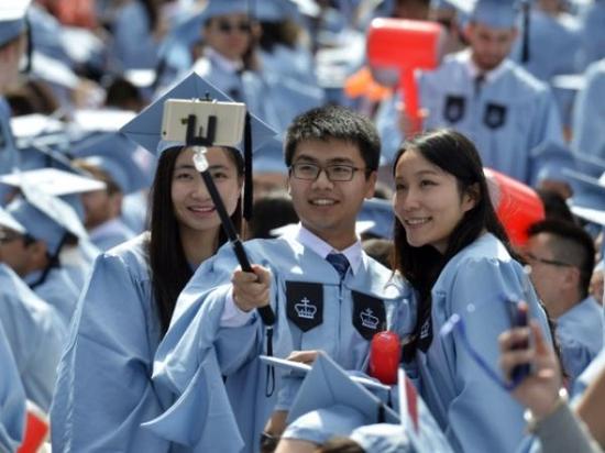 2015年5月20日，幾名中國留學(xué)生在美國哥倫比亞大學(xué)第261屆畢業(yè)典禮上自拍。約15000名畢業(yè)生參加了當(dāng)天的儀式，其中包括近600名中國學(xué)生。新華社記者王雷攝