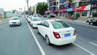 來(lái)看鄭州首創(chuàng)“內(nèi)嵌式”停車位長(zhǎng)啥樣？
