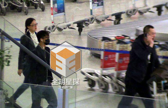 韓庚現(xiàn)身機(jī)場(chǎng)。