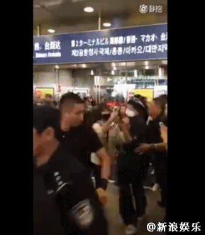 Bigbang權(quán)志龍抵達(dá)北京 保鏢怒推女粉絲 Bigbang權(quán)志龍抵達(dá)北京 保鏢怒推女粉絲