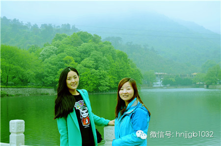 奧斯卡汽車影城的美女和這個(gè)風(fēng)景融入的真好啊，有木有？！