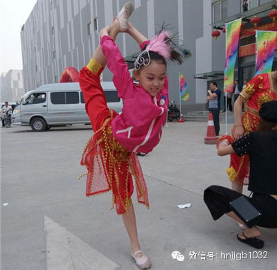 先練練功，為一會(huì)兒的演出做準(zhǔn)備