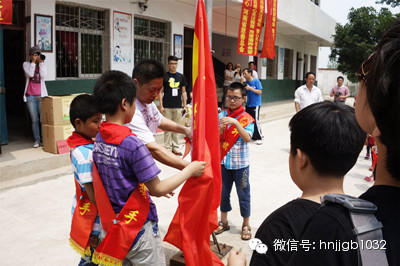 在莊嚴(yán)肅穆的國歌聲中，五星紅旗冉冉升起。學(xué)校的全體師生、愛心車隊(duì)的全體成員，共同經(jīng)歷了一次特殊的升旗