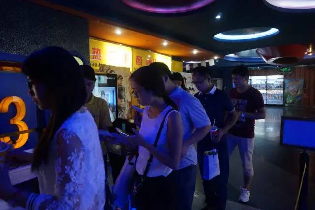 電影馬上開始，排隊入場嘍