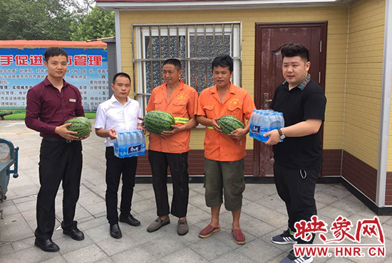 經(jīng)濟(jì)廣播工作人員和愛心企業(yè)給正在忙碌的環(huán)衛(wèi)工人、交警和協(xié)警等送去了一萬(wàn)六千多斤西瓜和近百提礦泉水。