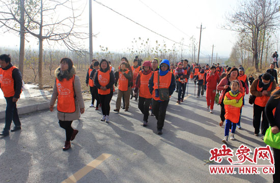 眾多參與登山的車友 眾多參與登山的車友