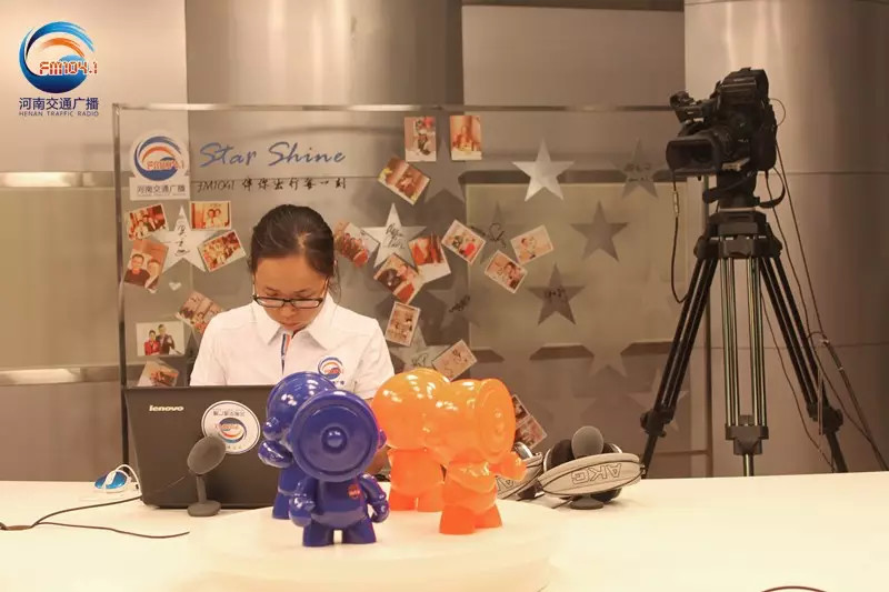 還是抽獎(jiǎng)的姑娘比較認(rèn)真！為保證抽獎(jiǎng)的公平公正，映象網(wǎng)進(jìn)行了全程視頻直播。