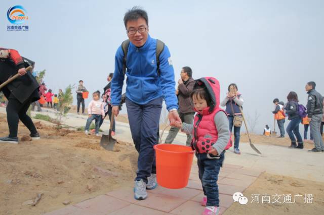 爸比爸比，你會種小樹嗎？我來教你吧~