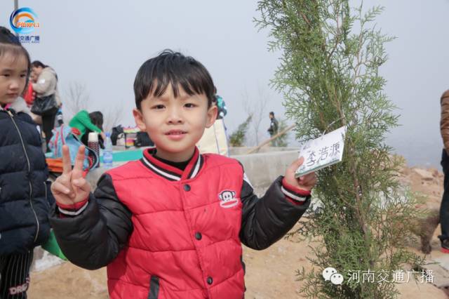 耶！你看，這是我種下的小樹苗！