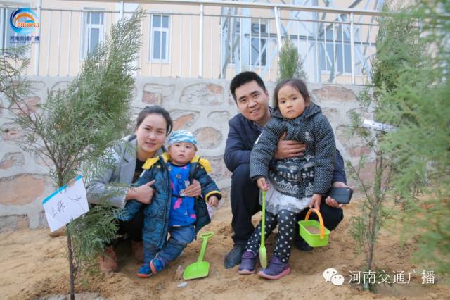 一家四口，一起種下我們的小樹，和寶貝兒們一起茁壯成長！