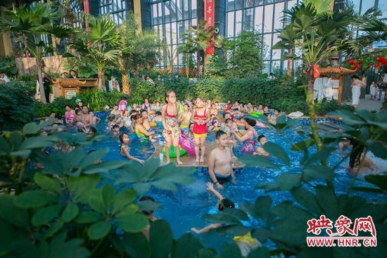 又開(kāi)始過(guò)夏天的孩子們，在溫潤(rùn)的泉水里放任天性。