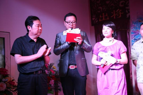 中國戲劇家協(xié)會(huì)副主席、省戲劇家協(xié)會(huì)主席、《周迪有戲》節(jié)目藝術(shù)總監(jiān)李樹建（左1）為月冠軍頒獎(jiǎng)