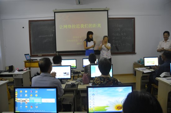 擁有18萬粉絲的網(wǎng)絡紅人、78歲的QQ奶奶張秀麗也來到網(wǎng)絡課堂