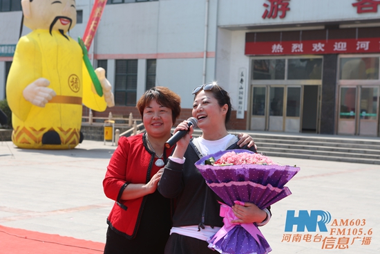 長壽山景區(qū)董事長、總經(jīng)理孫春花與主持人周迪