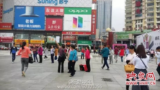 他們從四面八方匯集到二七塔下，由行走路人一下變成了一支舞蹈隊(duì)，跳起了節(jié)奏歡快、時(shí)尚動感的舞蹈。