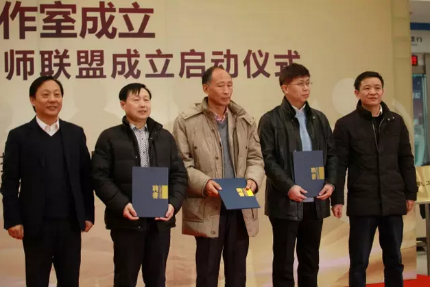 李海軍副臺(tái)長(zhǎng)和李金鋒總監(jiān)為特聘顧問頒發(fā)聘書