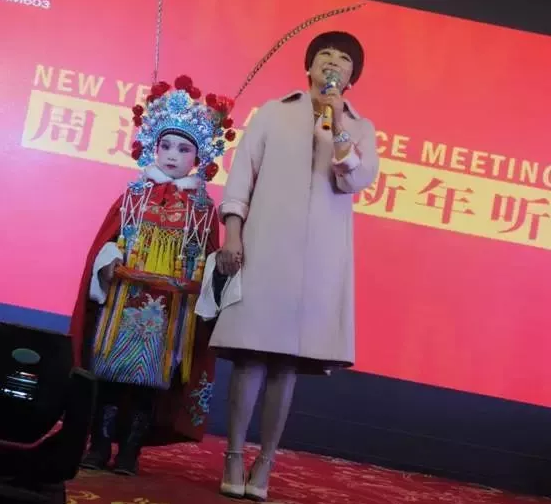 盛裝亮相的小戲迷，周迪的節(jié)目影響了一代又一代人