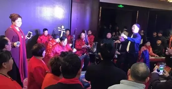 現(xiàn)場的樂隊(duì)老師也是咱的戲迷朋友，為了周迪的見面會(huì)今天累也開心