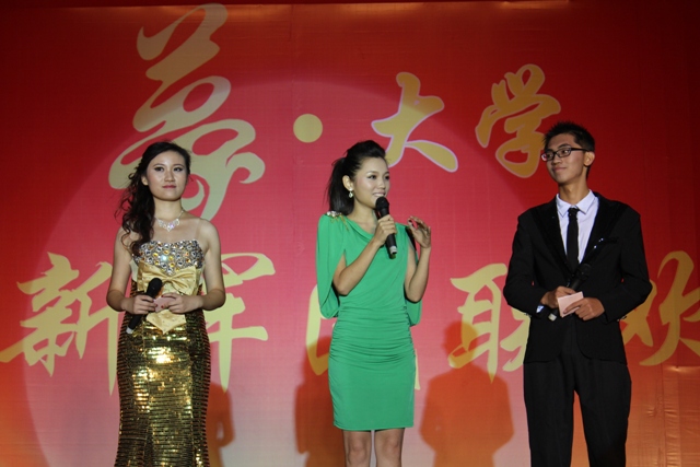教育廣播女主播葉子現(xiàn)身晚會，與學(xué)生同臺主持