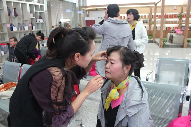活動開始前，教育廣播女主播幫參與活動演出的老人化妝