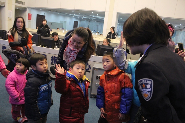 指揮中心警官為小聽眾講解報警知識 指揮中心警官為小聽眾講解報警知識