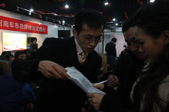 教育廣播女主播子楊就活動(dòng)重要環(huán)節(jié)與商都網(wǎng)汽車(chē)頻道主管尹良進(jìn)行溝通