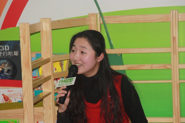 女主播“卷卷貓”親臨現(xiàn)場，繪聲繪色為孩子們講故事