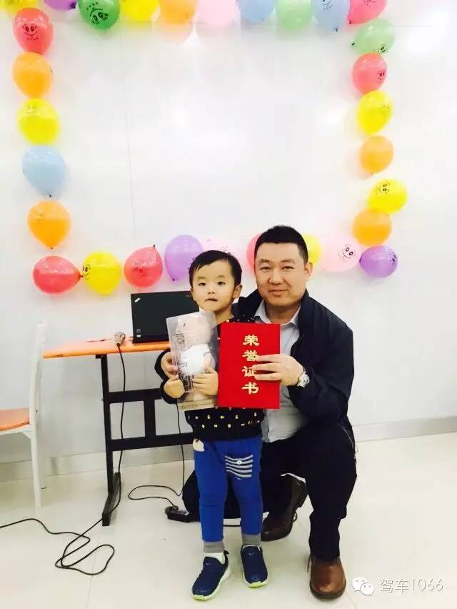 我是小小銀行家，來(lái)跟行長(zhǎng)合個(gè)影哦