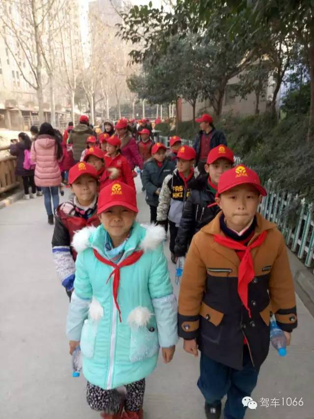 脖子上戴著紅領巾，頭上頂著小紅帽，排著整齊的隊伍——出發(fā)！