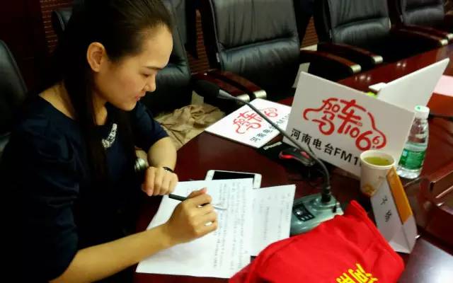 這一環(huán)節(jié)由我們1066的人氣美女主播子楊主持，認真的子楊是不是超級美麗呢。