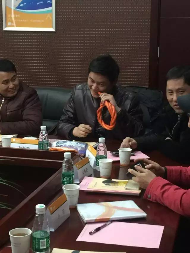 小編想問一下咬膠管的孫老師，優(yōu)質(zhì)膠管的口感如何呢？