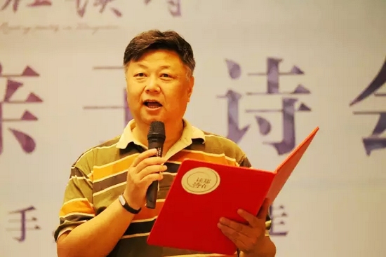 第一個(gè)節(jié)目便是重磅，大象融媒·欣欣象融網(wǎng)絡(luò)科技公司董事長(zhǎng)魏峰帶來(lái)沈浩波的作品《在夏天時(shí)想起秋天》