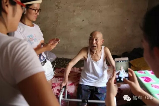 老兵老兵，你的勛章呢，國(guó)家給你的那個(gè)？