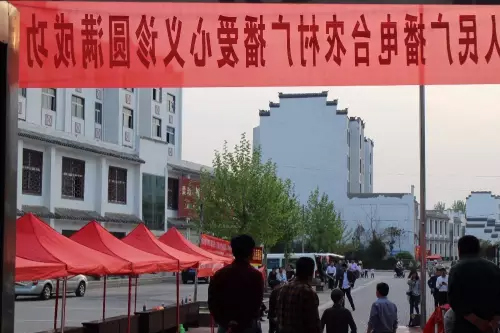 在大家的齊心努力下，終于在天黑前將第二天義診活動場地搭建好了。
