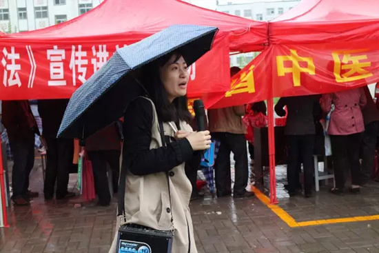 《健康河南》主播柳青也一直在雨中，不畏寒冷，引導(dǎo)大家排隊(duì)掛號，指路，排憂解難……