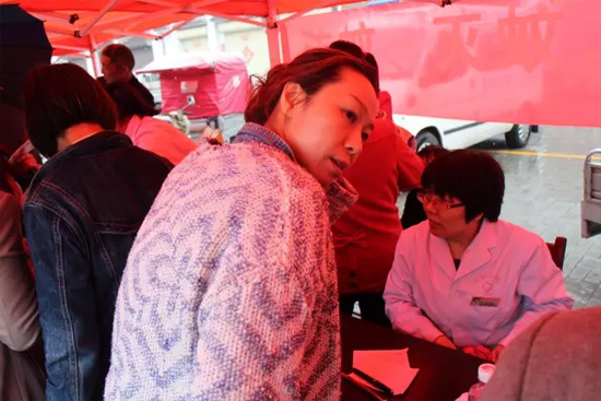了解到有老人看病不方便，河南電臺1074綠色頻道活動小組欒老師將醫(yī)生請到老人身邊，親自為她診斷。
