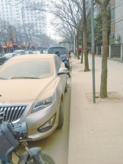 馬路灰頭土臉，停在路邊的車也蒙塵。