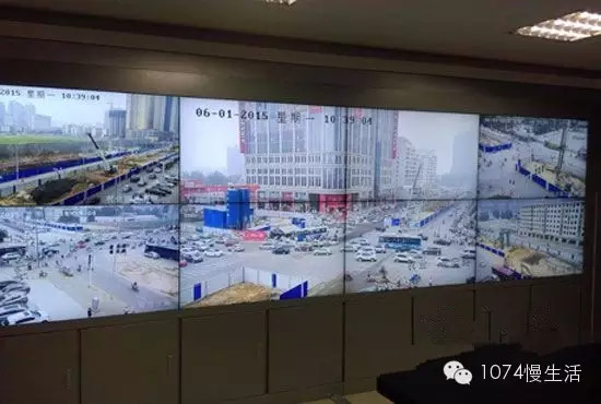 通過監(jiān)控人員操控“電子眼”調(diào)整焦距，可以看到整個(gè)工地全景