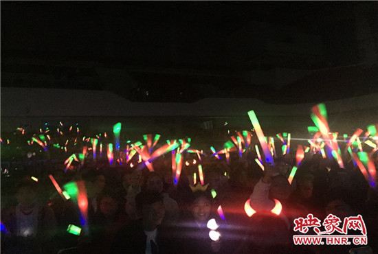 當(dāng)晚現(xiàn)場約2500個(gè)座位全場爆滿，還有全國各地歌迷會(huì)趕來的歌迷們。