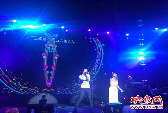 丁當(dāng)現(xiàn)場分享了她的代表曲目，《猜不透》全場大合唱，歌手嚴(yán)爵充分展現(xiàn)創(chuàng)作型歌手的特點(diǎn)。