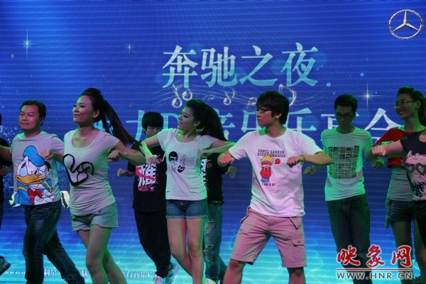 熱情洋溢的開場舞，DJ們?nèi)硇耐度? complete=