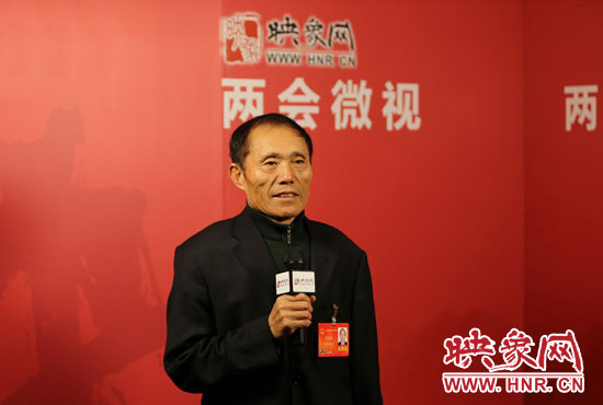 3月4日，全國(guó)人大代表、濮陽(yáng)縣西辛莊村支部書(shū)記李連成在映象網(wǎng)全國(guó)兩會(huì)北京演播室做客《兩會(huì)微視》訪談。