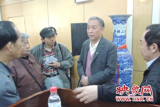 講座結(jié)束后，聽眾向戚建莊提問。