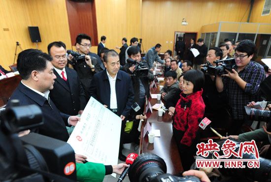 最高人民法院執(zhí)行局局長劉貴祥、河南省高級人民法院院長張立勇親手為申請執(zhí)行人員發(fā)放執(zhí)行款